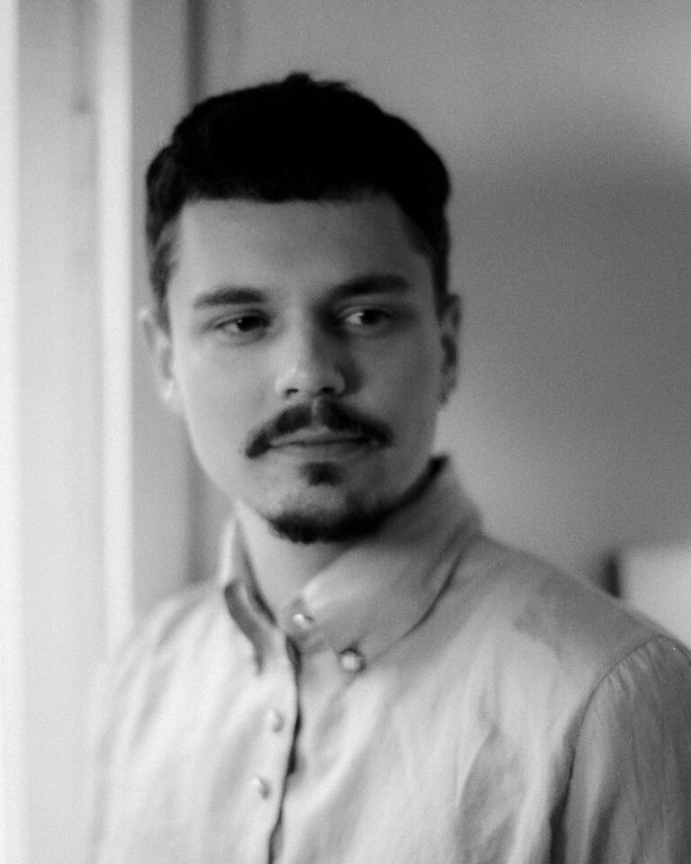Ein schwarz-weiß Portrait von Filmregisseur Max Kassun aus dem Jahre 2025